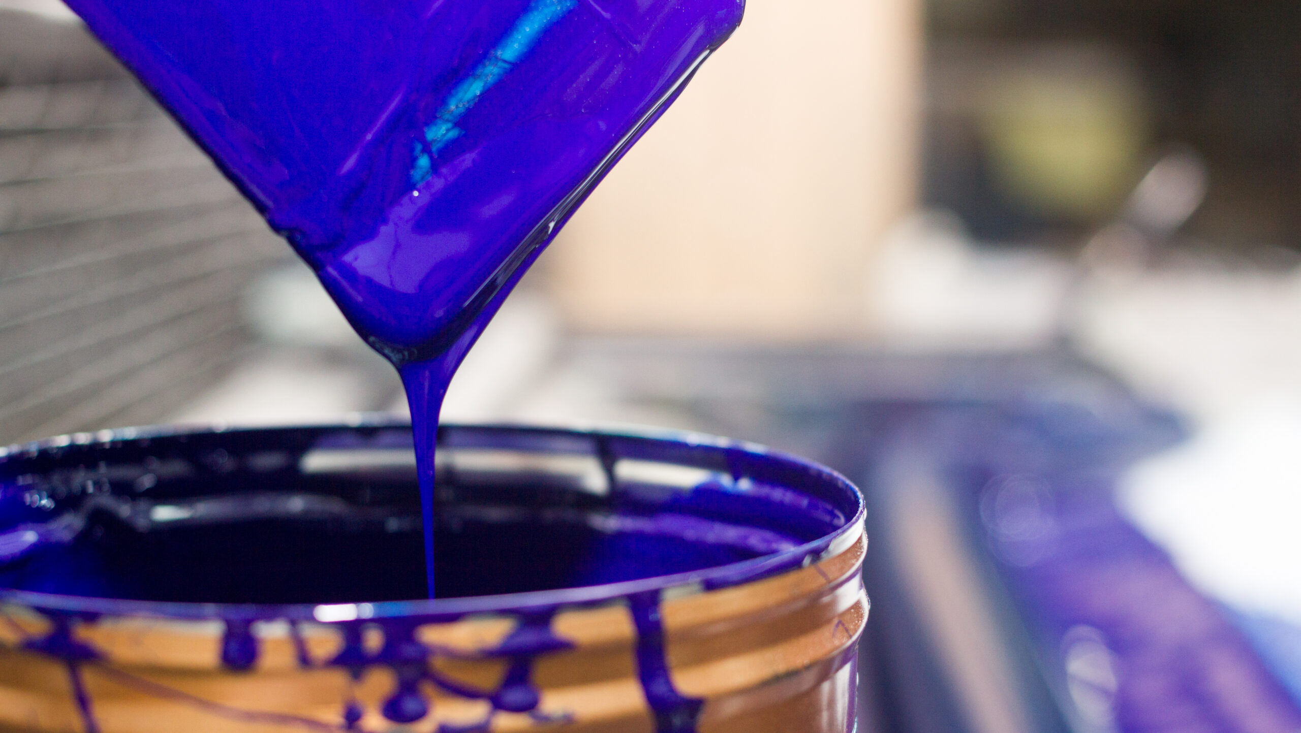 Ink,Blue,In,Press,Printing,Industry,Dripping,From,Paddle,To